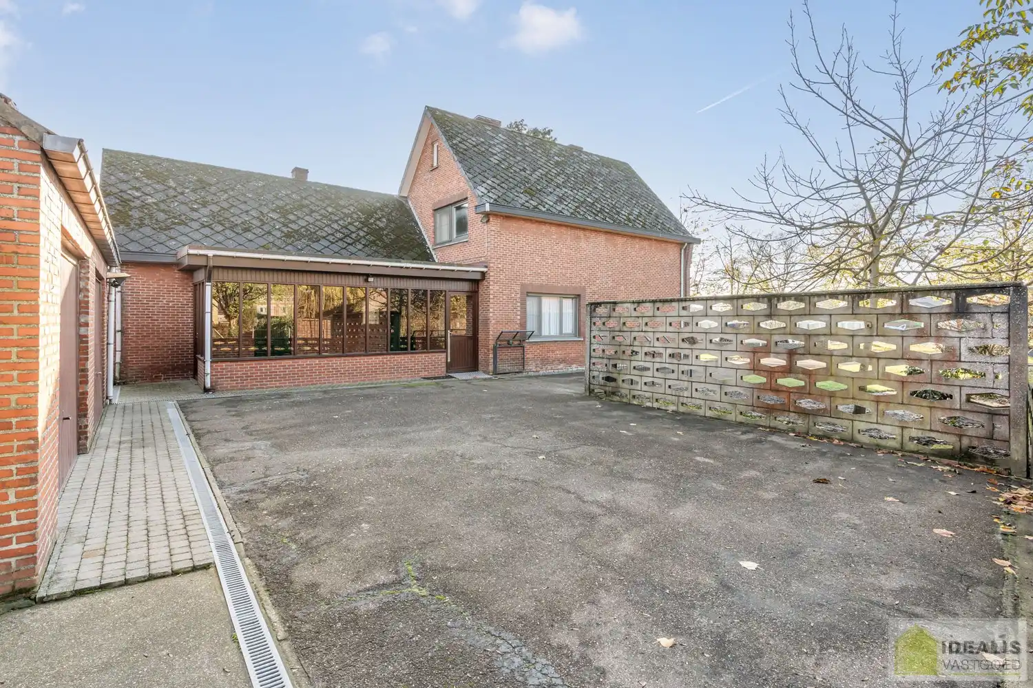 TE RENOVEREN WONING NABIJ HET CENTRUM VAN WIJCHMAAL, PEER OP EEN PERCEEL VAN  MAAR LIEFST 12A 5CA – DE WONING OMVAT EEN OPEN LEEFRUIMTE MET VEEL LICHTINVAL, KEUKEN MET AANSLUITEND EETKAMER, 3 SLAAPKAMERS, BADKAMER, VERANDA EN TWEE RUIME OPSLAGRUIMTES/WERKPLAATSEN – Een praktisch ingedeelde woning op een ruim perceel nabij het centrum van Peer! Dé perfecte zet voor zij die op zoek zijn naar een te renoveren woning met veel mogelijkheden op een rustige locatie in Wijchmaal, Peer! foto 22