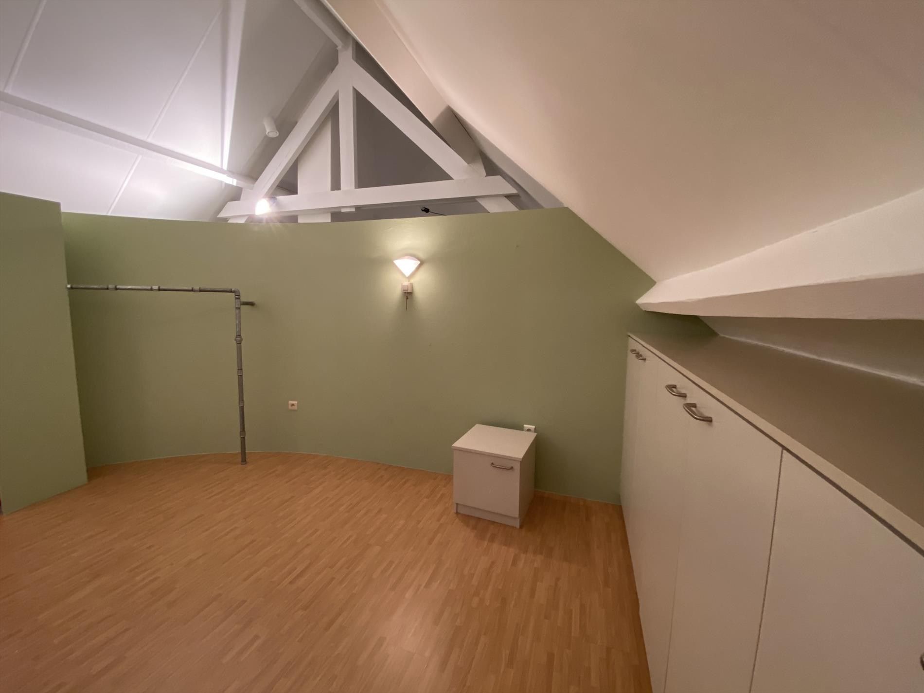 Instapklare studio met autostaanplaats in OLV Olen ! foto 8