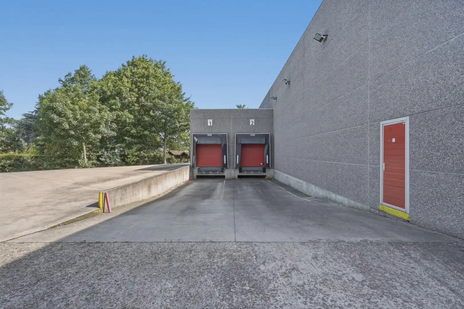 Bedrijfswoning met ruime loods van ca. 1.530 m² in de ambachtelijke zone van Eernegem foto 11