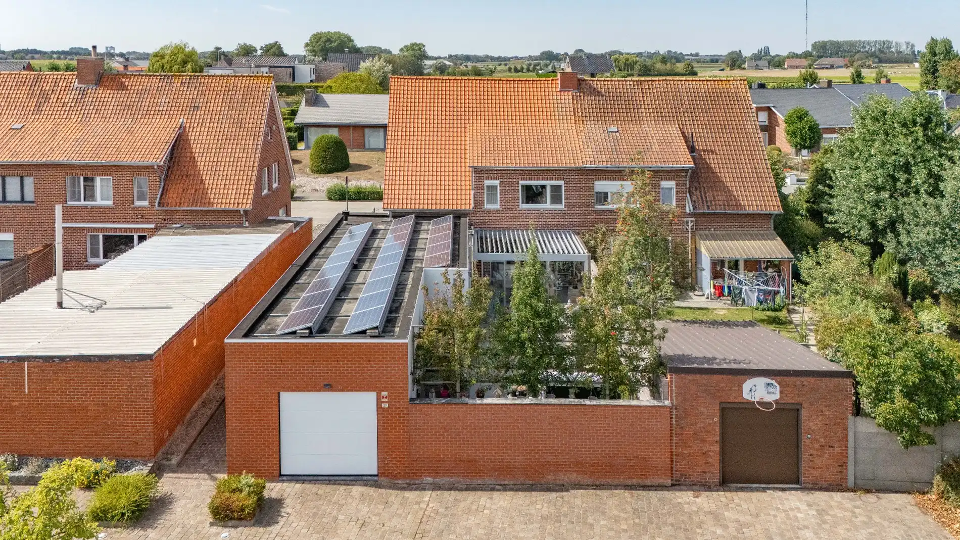 VERRASSEND RUIME, INSTAPKLARE WONING MET 2 GARAGES TE PITTEM foto 24