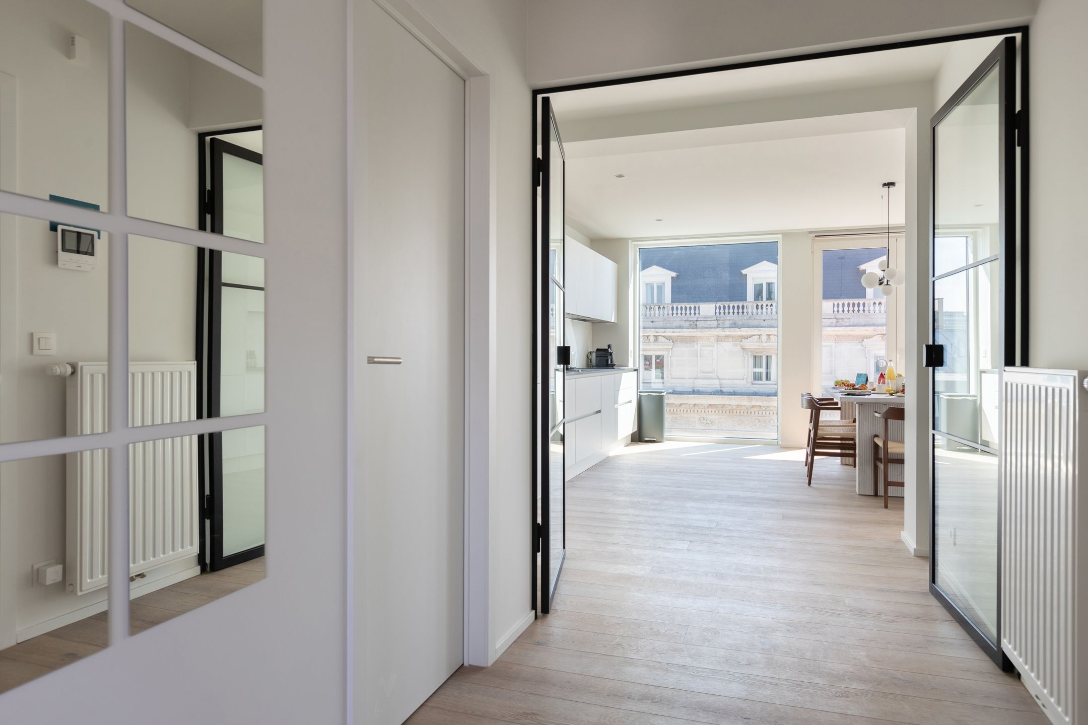 Centrum: Gemeubileerd appartement met 2 slaapkamers! foto 2