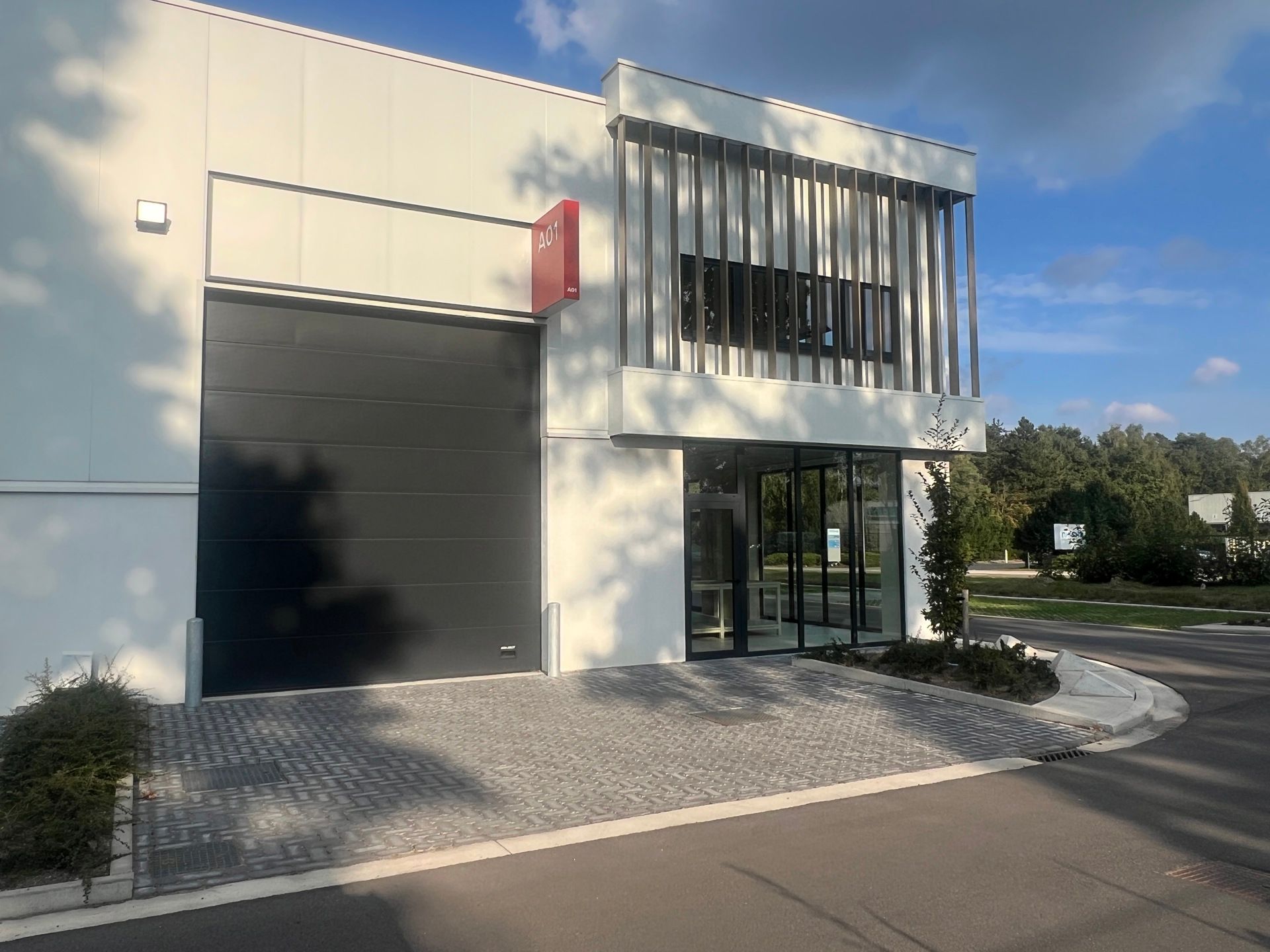 MODERNE KMO-UNIT MET SHOWROOM/KANTOOR IN GENK foto 5