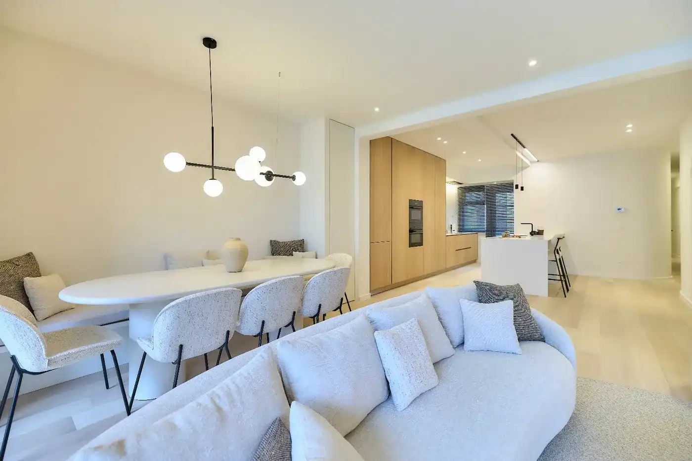 Volledig gerenoveerd 4 slk appartement met zijdelings zeezicht op een zeer centrale ligging  foto 5