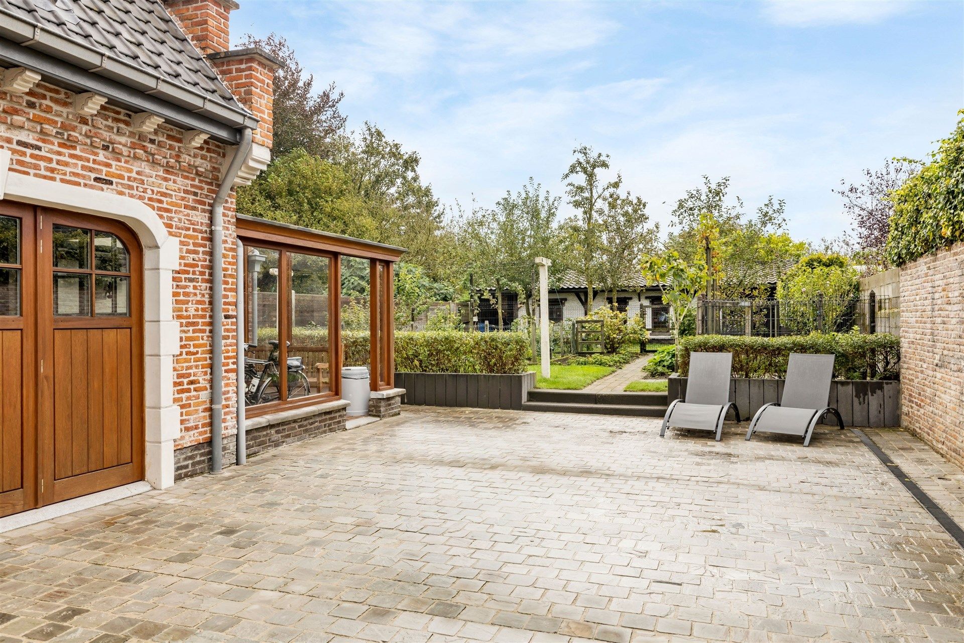 Karaktervolle gezinswoning met mooi aangelegde binnenplaats, dubbele garage en tal van mogelijkheden foto 25