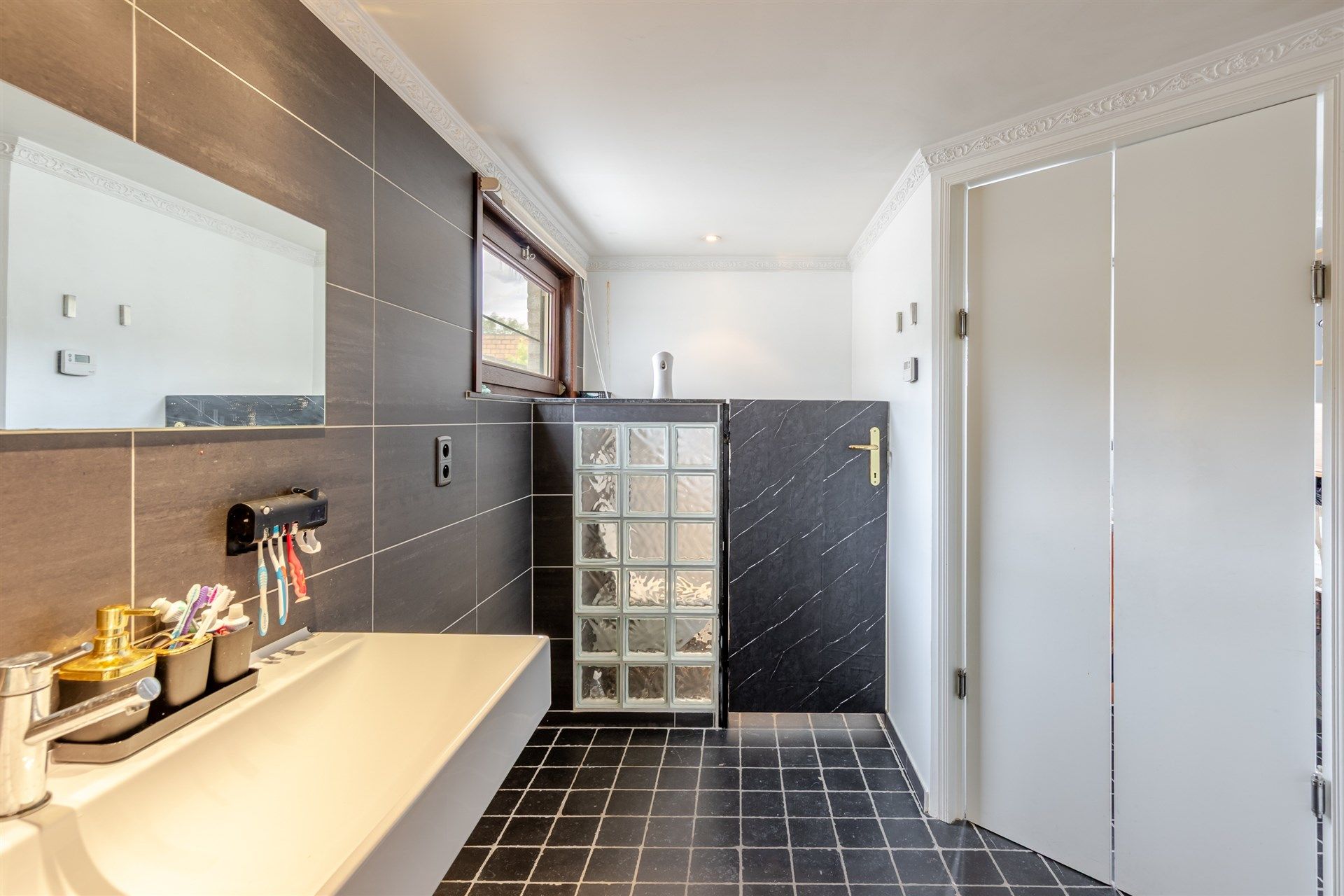 Instapklare woning met 2 slaapkamer en gezellige koer foto 14