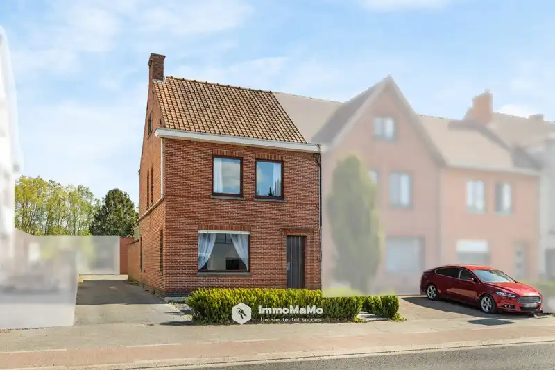 HALFOPEN BEBOUWING MET GROTE TUIN TE KOOP IN STEKENE foto {{pictureIndex}}
