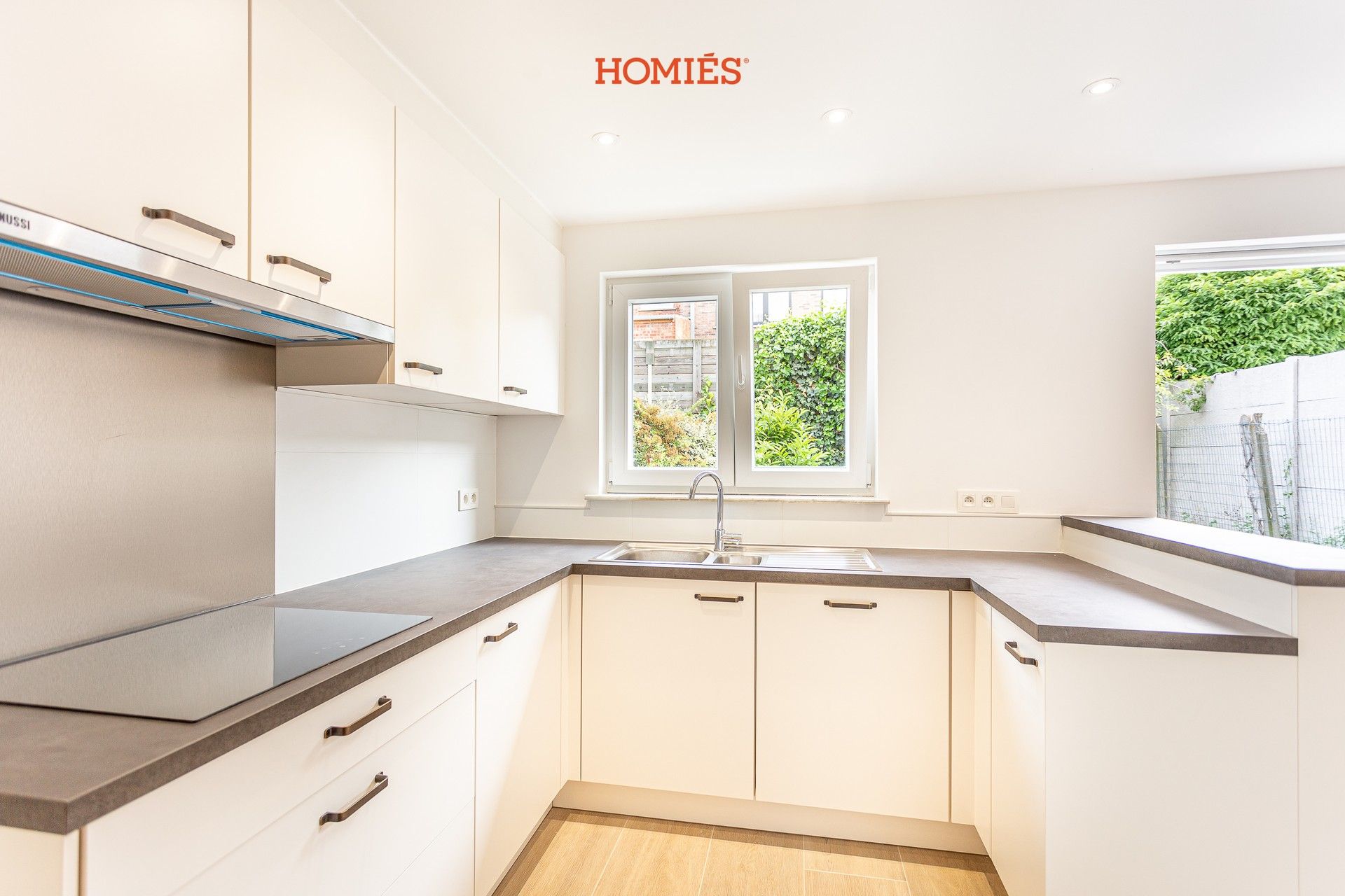 Charmant gerenoveerd rijhuis met 2 ruime slaapkamers en tuin foto 2