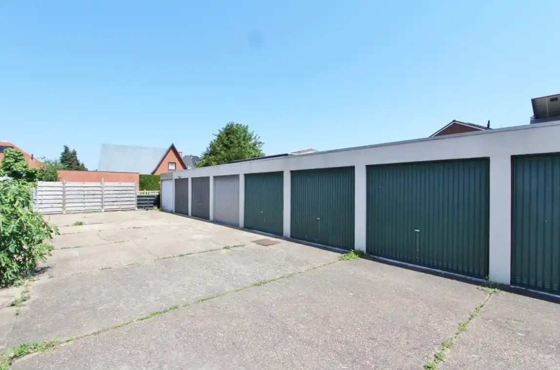 Garagebox in woonwijk foto {{pictureIndex}}