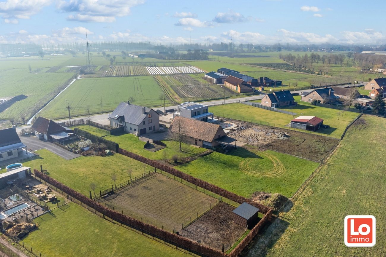 VERKOCHT!! Heel ruime degelijke open woning met praktijkruimte, inpandige garage en ruime gerenoveerde schuur met heel wat potentieel gelegen op een gemakkelijk bereikbare locatie tussen Oostakker en Lochristi! foto 2