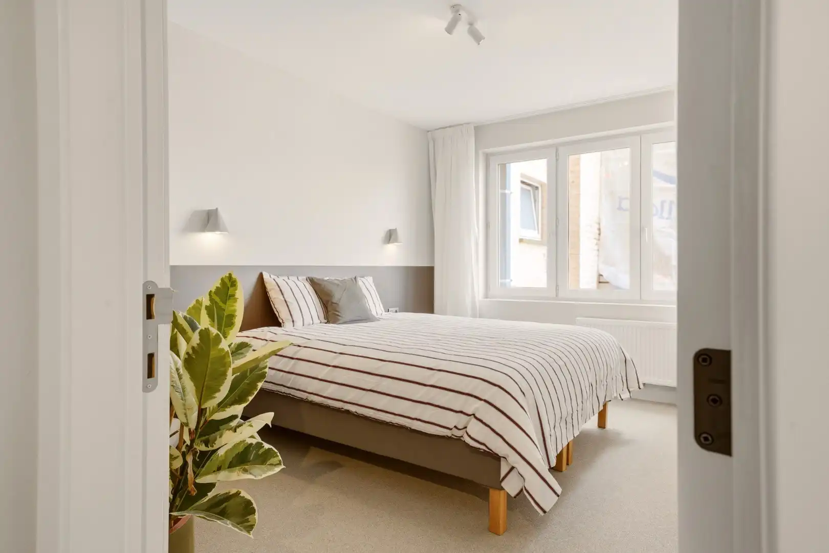 Stijlvol gerenoveerd stadsappartement met maatwerk, 2 slaapkamers en veel bergruimte foto 20