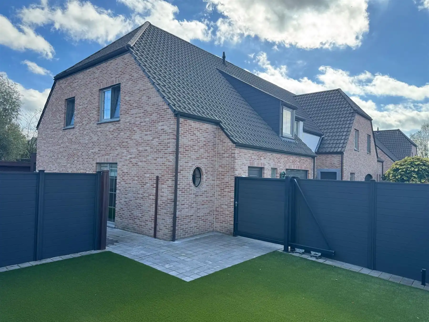 Recente woning met drie ruime slaapkamers en garage foto 2