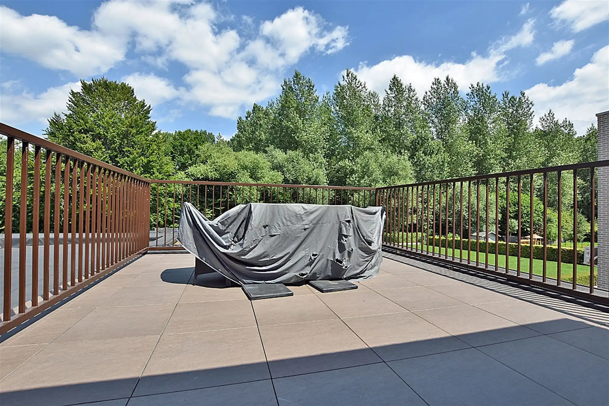 Recent, instapkl. APPARTEMENT met 2 slpks, terras & ruime garage foto 3