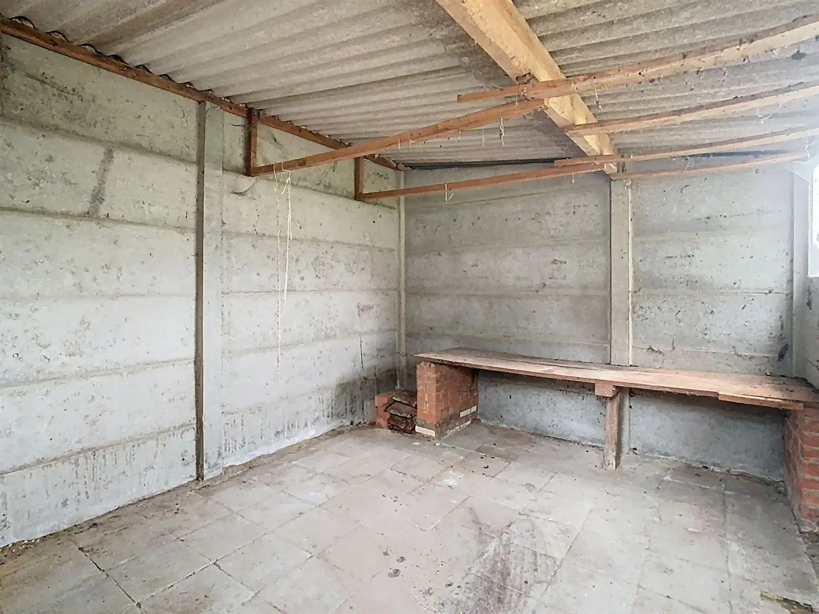 Mooi te renoveren 3-gevel woning!! foto 18