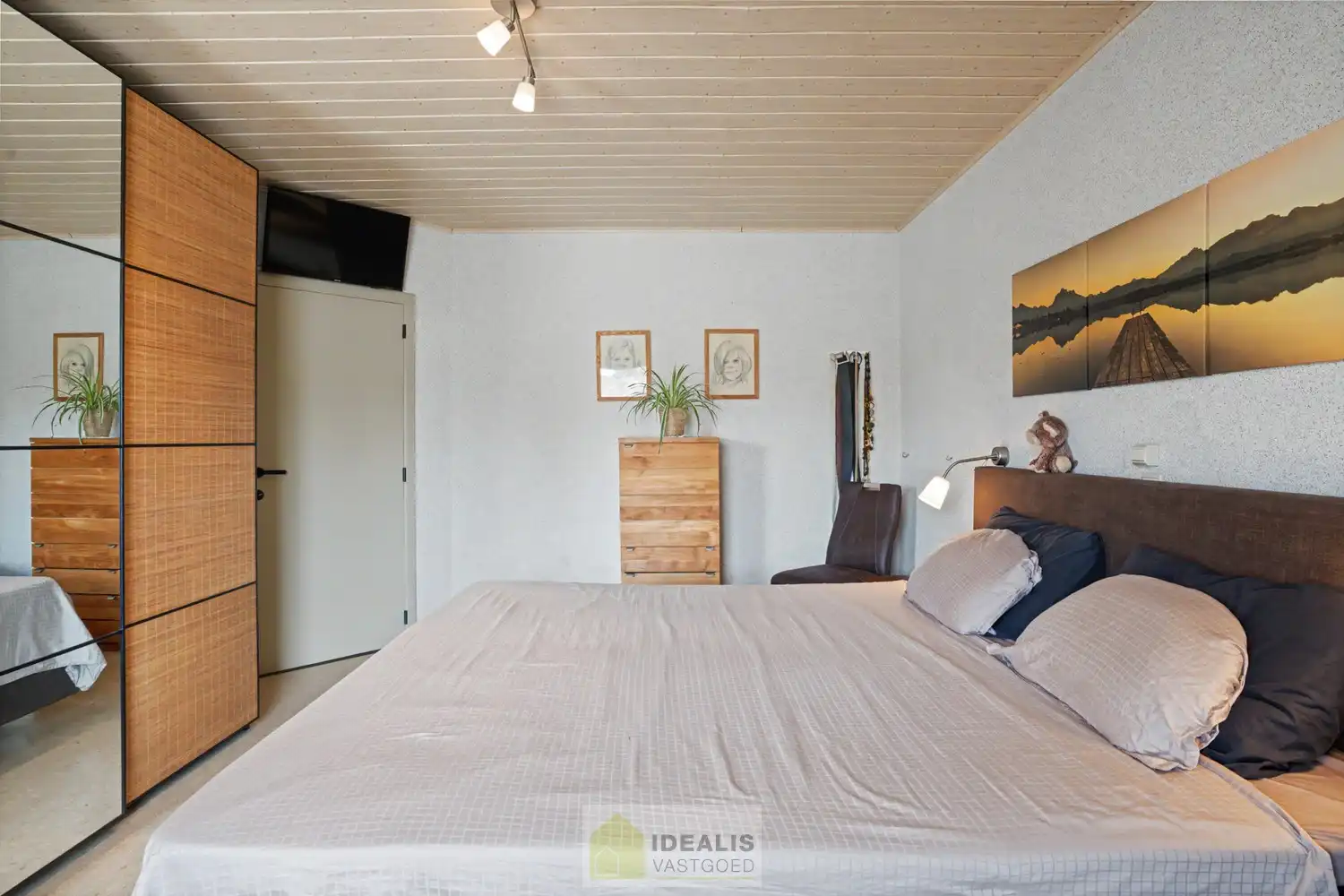 IDEALIS VASTGOED – ROYALE, INSTAPKLARE EN ZEER GOED ONDERHOUDEN GEZINSWONING OP EEN RUSTIG PERCEEL VAN 8A 44CA MET 4 KNAPPE SLAAPKAMERS, RUIME GOED UITGERUSTE BADKAMER, RECENT GERENOVEERDE KEUKEN, HEERLIJKE VERANDA EN VRIJSTAANDE CARPORT - De woning omvat maar liefst +- 225m² bewoonbare oppervlakte met een ruime lichtrijke woonkamer, uitgeruste recent gerenoveerde keuken, 4 slaapkamers, ruime badkamer voorzien van ligbad en inloopdouche, hobbykamer/werkplaats en vrijstaande carport met achterliggende fietsenberging. foto 11