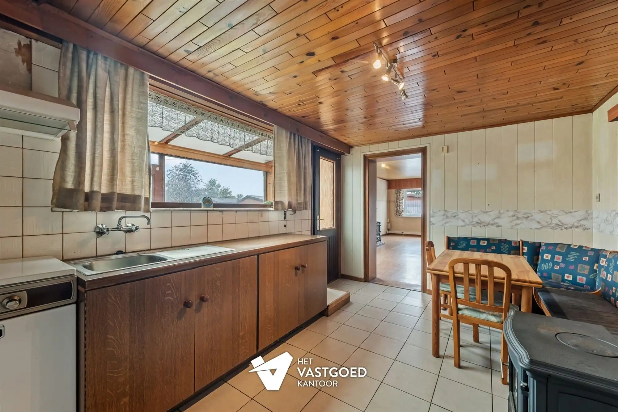 CHARMANTE TE RENOVEREN WONING, RUSTIG GELEGEN OP EEN RUIM PERCEEL VAN 11 ARE. foto 7