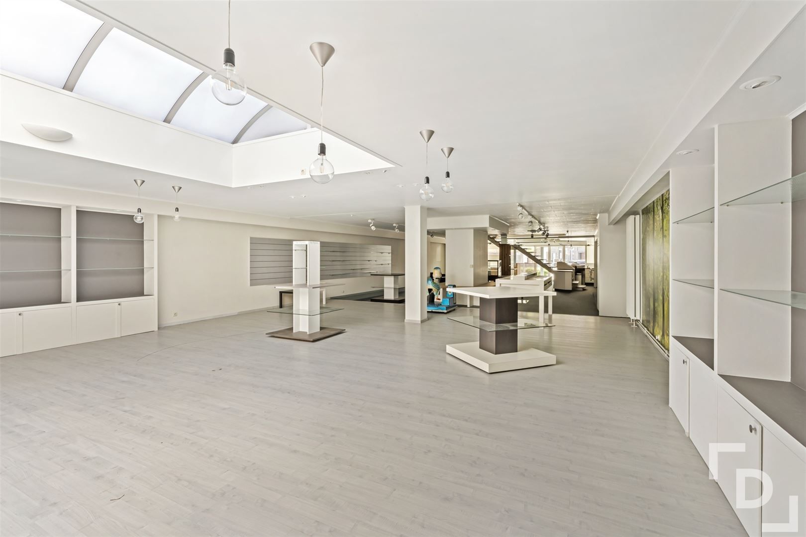 Ruime handelszaak met woonst & verhuurd appartement te koop in Poelkapelle. foto 6