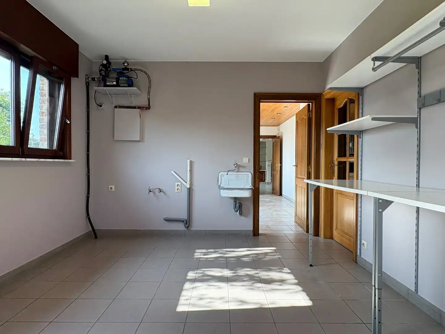 Alleenstaande woning met 3 slaapkamers en dubbele garage te huur in Oostrozebeke foto 17