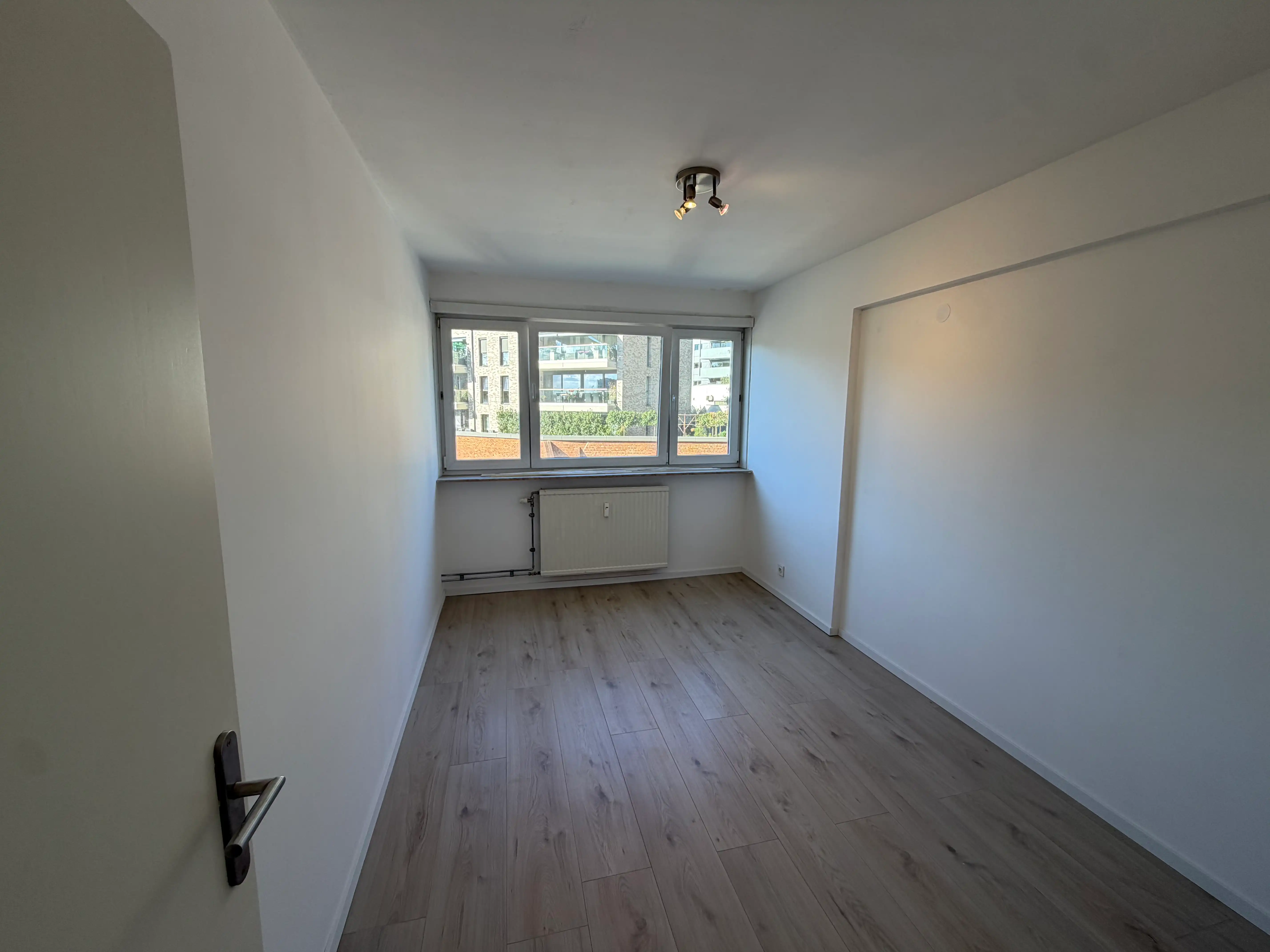 GENK te koop: gerenoveerd appartement met 2 slaapkamers foto 7