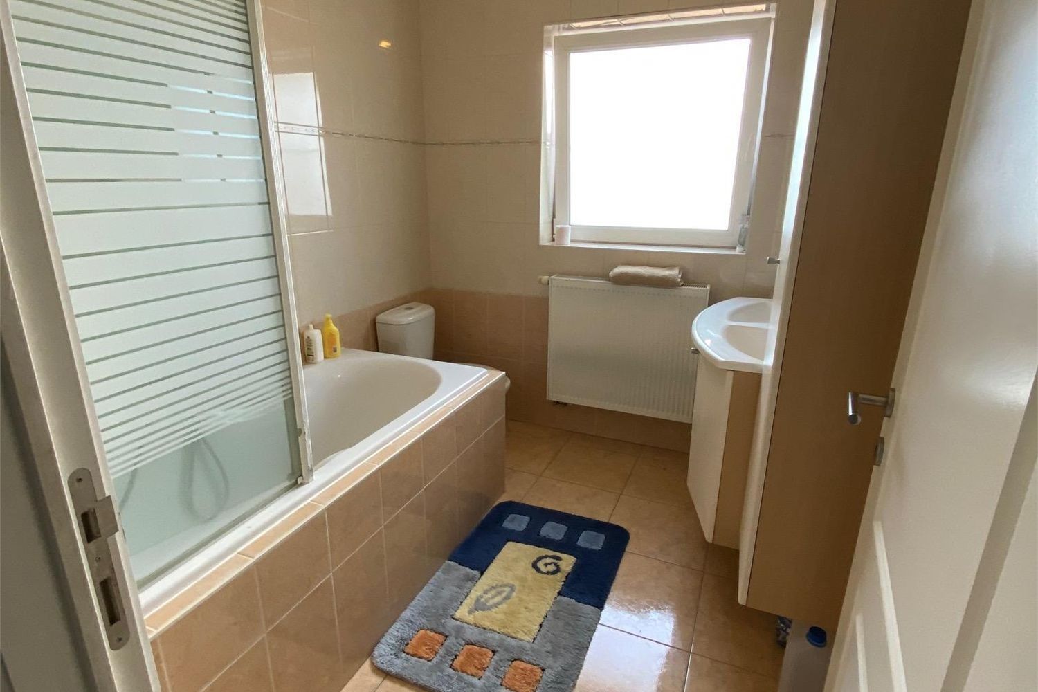 Ruim gelijkvloers appartement met terras en carport. foto 7