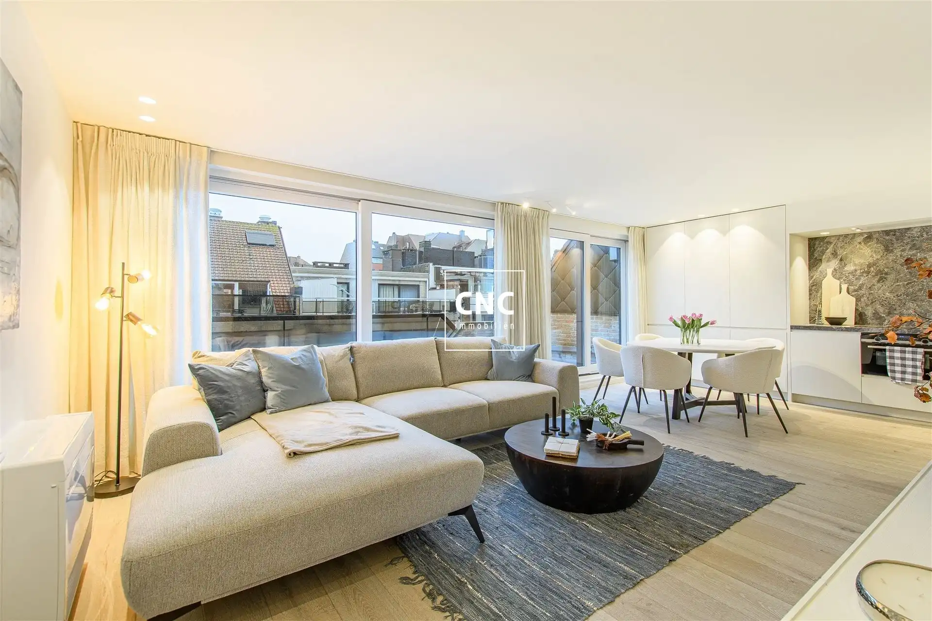 Gerenoveerde penthouse met grote terrassen nabij de zeedijk foto {{pictureIndex}}