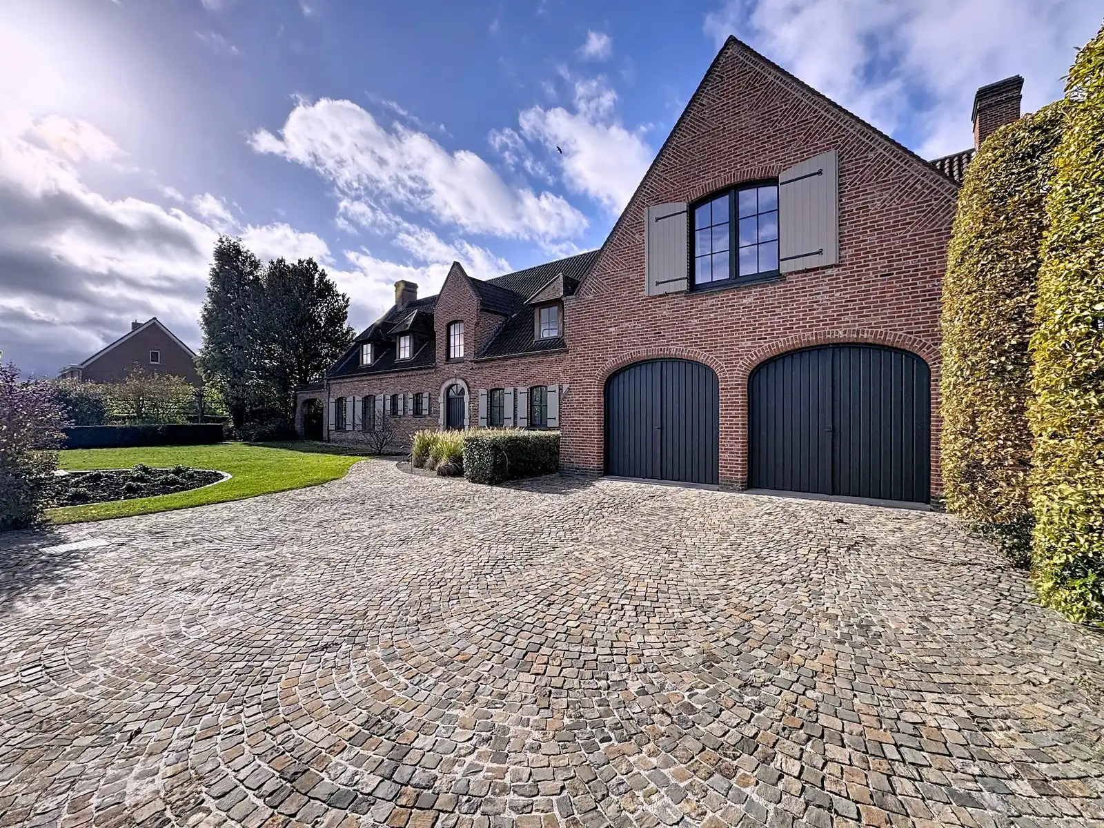 Instapklaar, luxueus afgewerkte VILLA (5 slpkms, dubbele garage, ...) met BIJGEBOUWEN (stallingen en bergplaats). Grondopp.: 2.814m² + Optioneel : braakliggend stuk industriegrond. foto 26