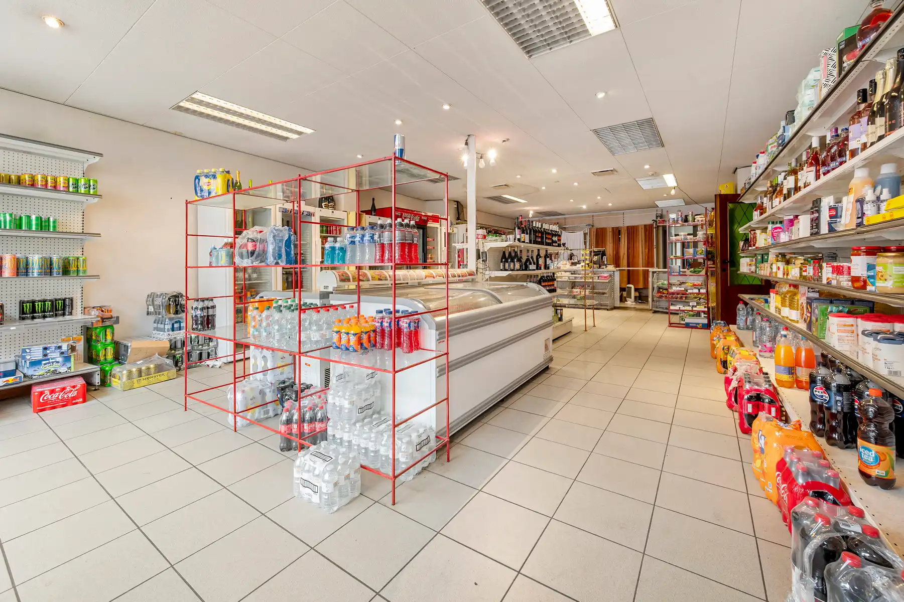 Hoofdfoto van de publicatie: Opbrengsteigendom met 2 appartementen en handelsruimte