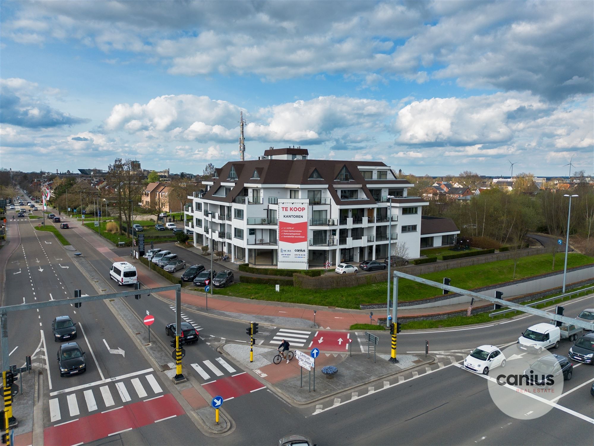 KANTOORRUIMTES MET PARKEERGELEGENHEID TE KOOP OP UNIEKE ZICHTLOCATIE TE HASSELT foto 1