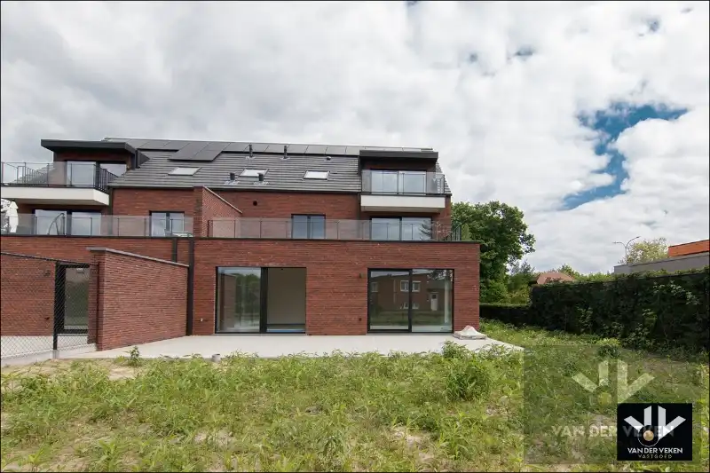 Ruim gelijkvloers nieuwbouwappartement met 4 slaapkamers en 2 badkamers, ruim terras en een mooie tuin op een goed bereikbare locatie! foto 2
