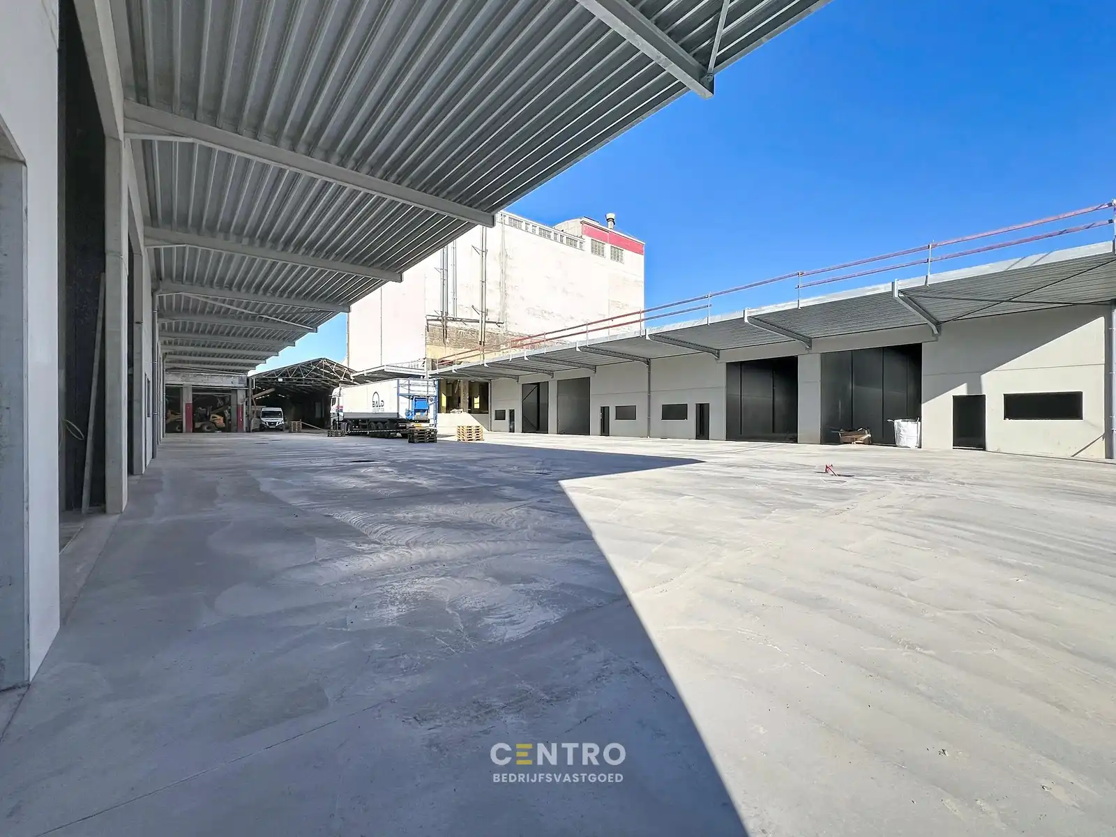 Nieuwbouw KMO-units van 223m² TE HUUR (VH van 7m, 2 parkings, aparte loopdeur en raam), te Kerkhove (Avelgem). foto {{pictureIndex}}