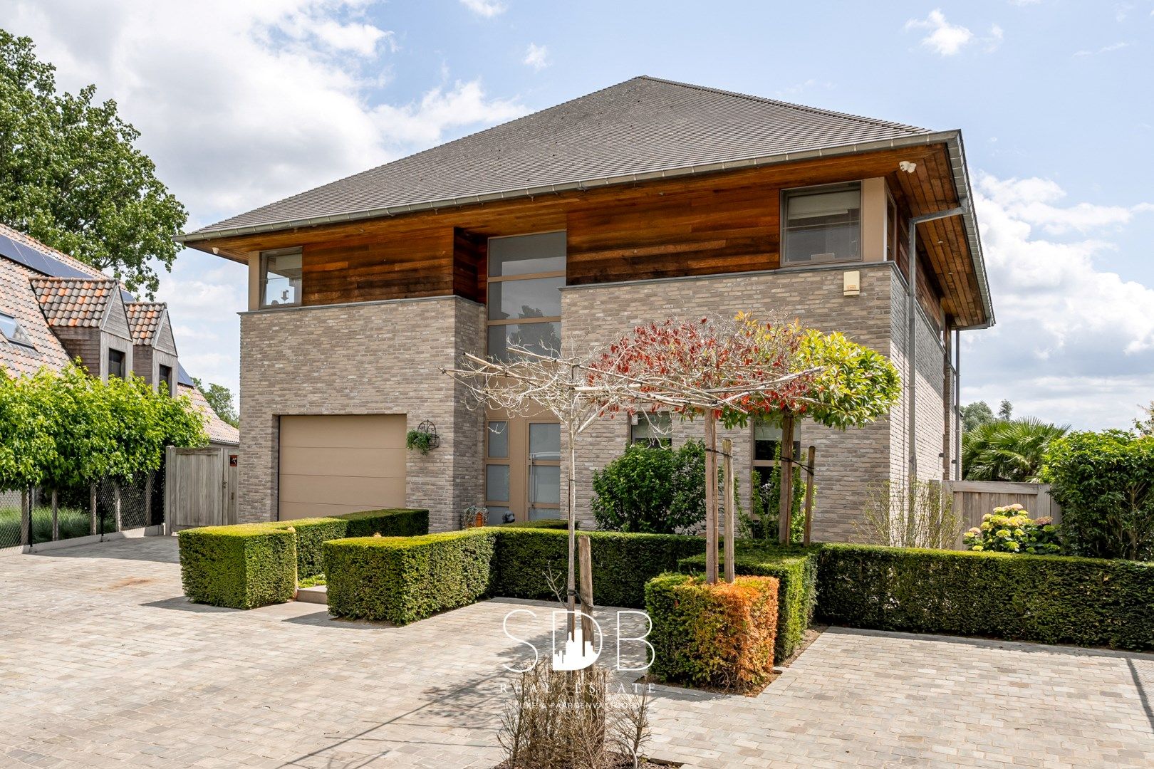 Moderne villa met gezinstuin en zwembad op 1.685m²  foto {{pictureIndex}}