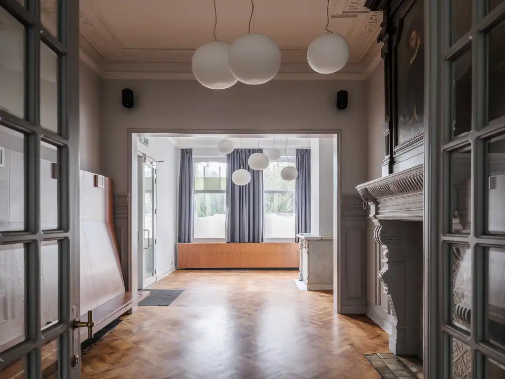 Handelspand gelegen achter een statige gevel op een vlot bereikbare locatie tegenover het Citadelpark. foto 2