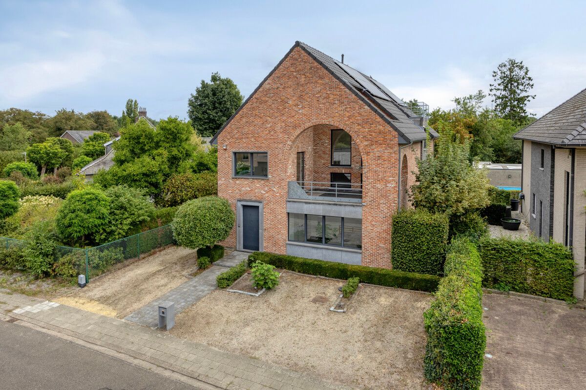Ruime villa met karaktervolle architectuur  foto {{pictureIndex}}