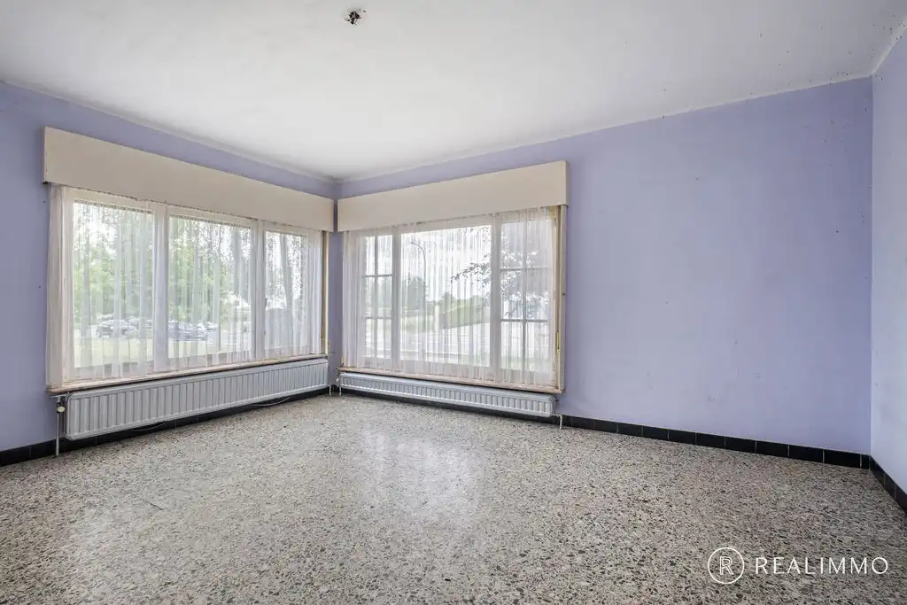 Ruime te renoveren woning met dubbele garage! foto 7