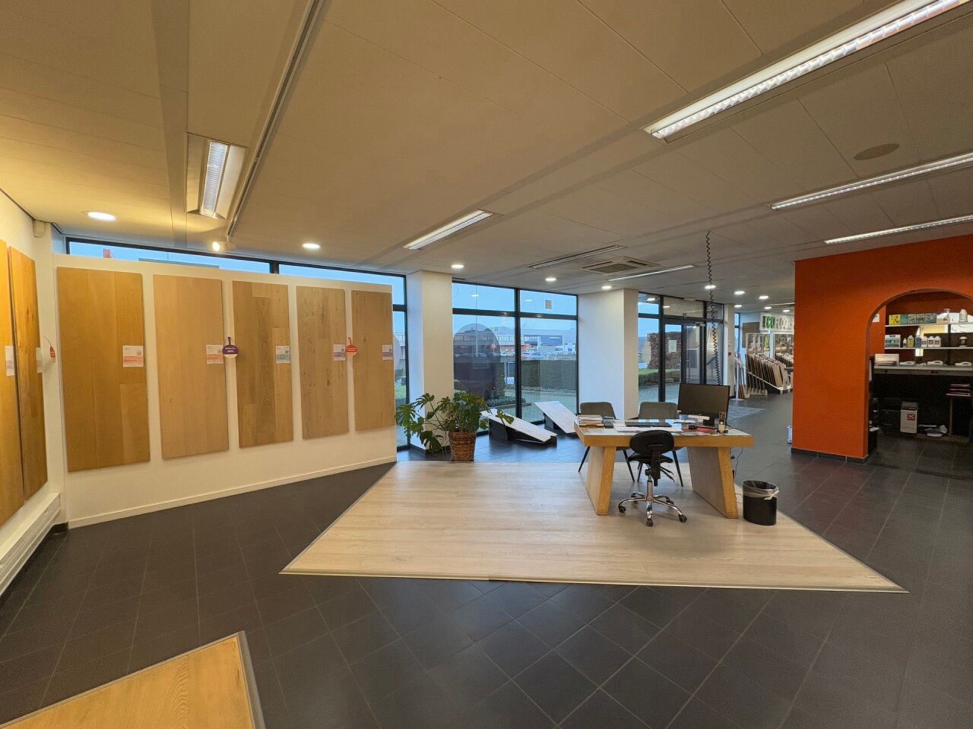 TE HUUR/TE KOOP bedrijfsgebouw op zichtlocatie te Aartselaar foto 2
