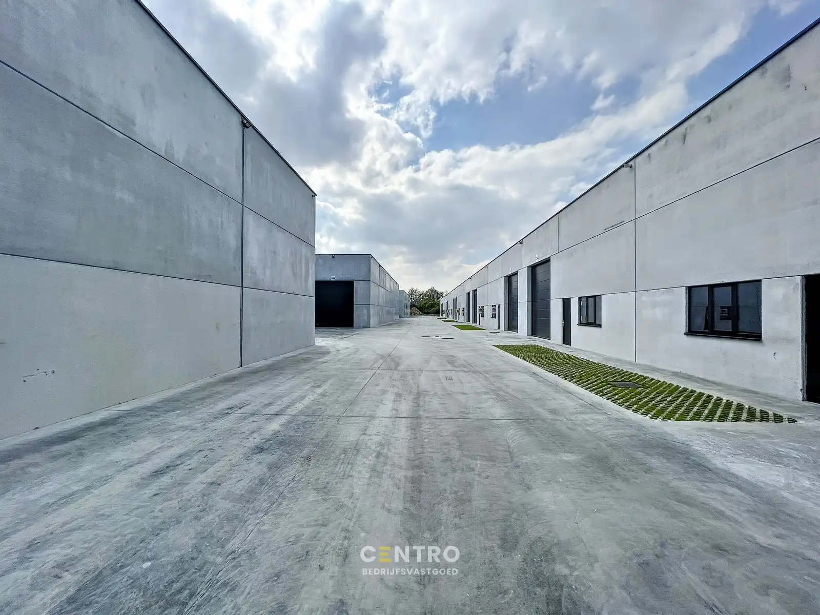 Kwalitatief en goed geïsoleerd NB MAGAZIJN (260m²), voorzien van elektrische sectionaalpoort, deur, raam (voor kantoor) en 2 private parkeerplaatsen op industriezone te Waregem. foto 2