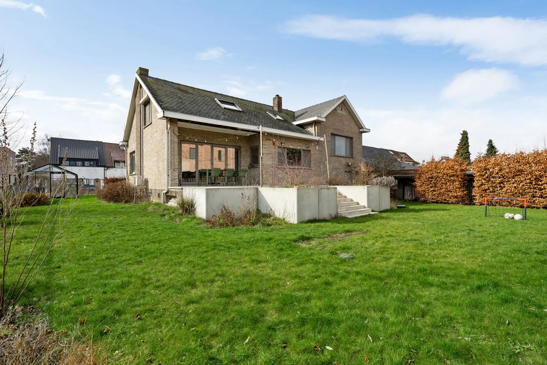Villa met 5 slpk, 2 badkamers, ruime tuin, garage en kelder foto {{pictureIndex}}