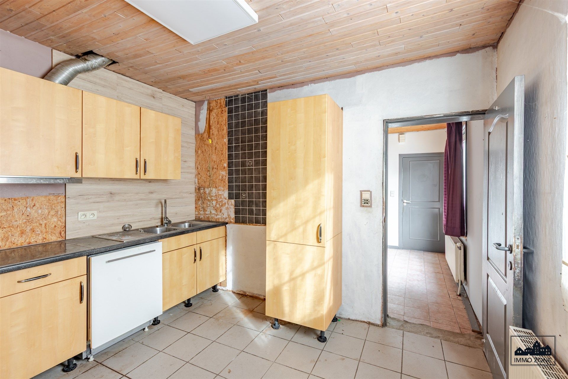 Te renoveren woning in centrum Hamme met veel potentieel foto 6