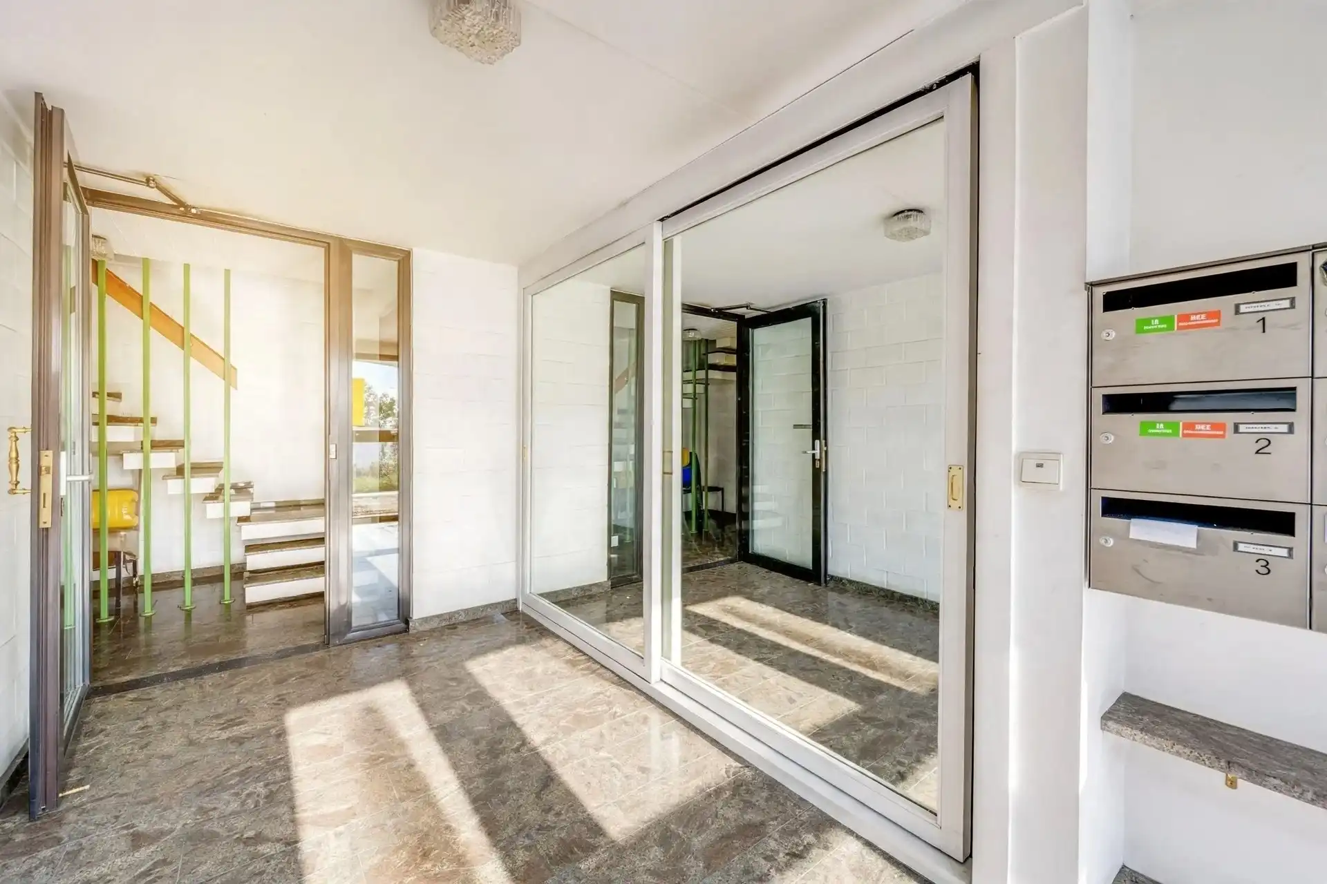 Ruim appartement met drie slaapkamers en staanplaats te Gijzegem foto 2