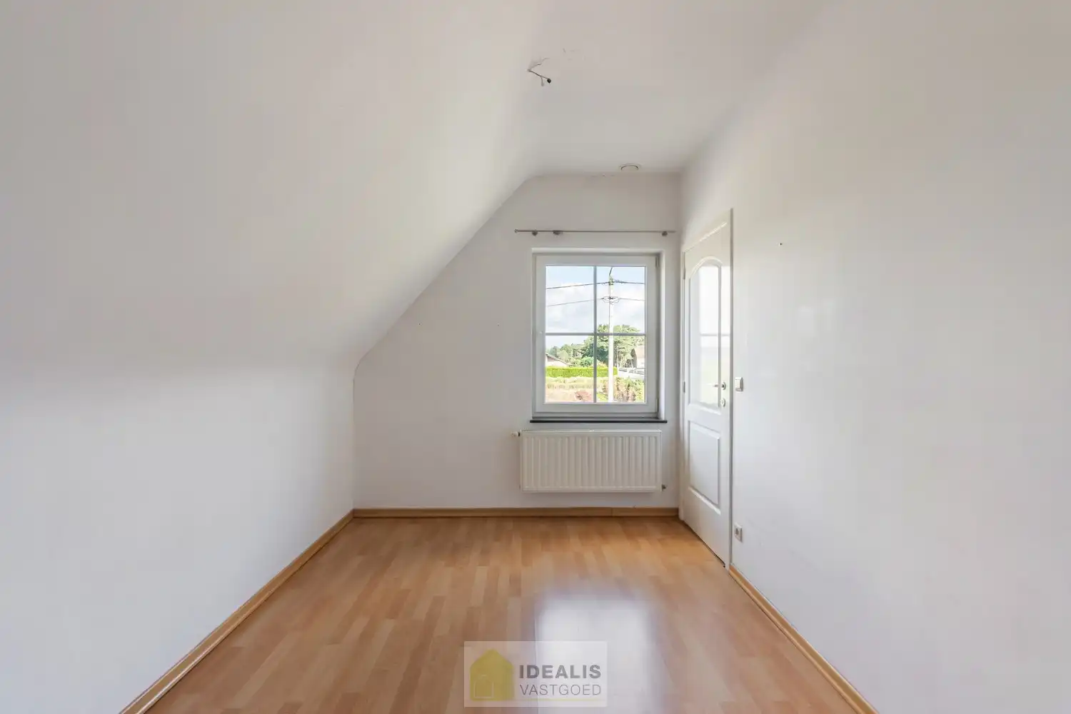 IDEALIS VASTGOED – HEDENDAAGSE EENGEZINSWONING OP RUSTIGE LOCATIE MET AANGELEGDE TUIN OP EEN KNAP PERCEEL (9A87CA) NABIJ HET CENTRUM VAN PELT – De woning omvat een heerlijke lichtrijke open leefruimte met aansluitend goed uitgeruste keuken, fijne wasplaats/berging, 4 royale slaapkamers en goed ingerichte badkamer. Een praktisch ingedeelde woning op een aangenaam en ruim perceel! foto 19