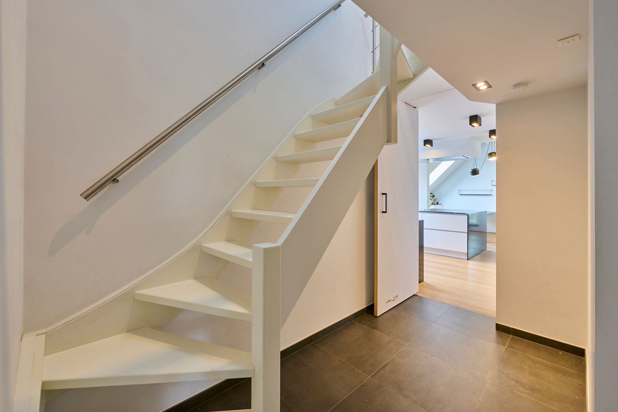 ZEER RUIM EN HOOGWAARDIG AFGWERKT APPARTEMENT IN HET CENTRUM foto 8