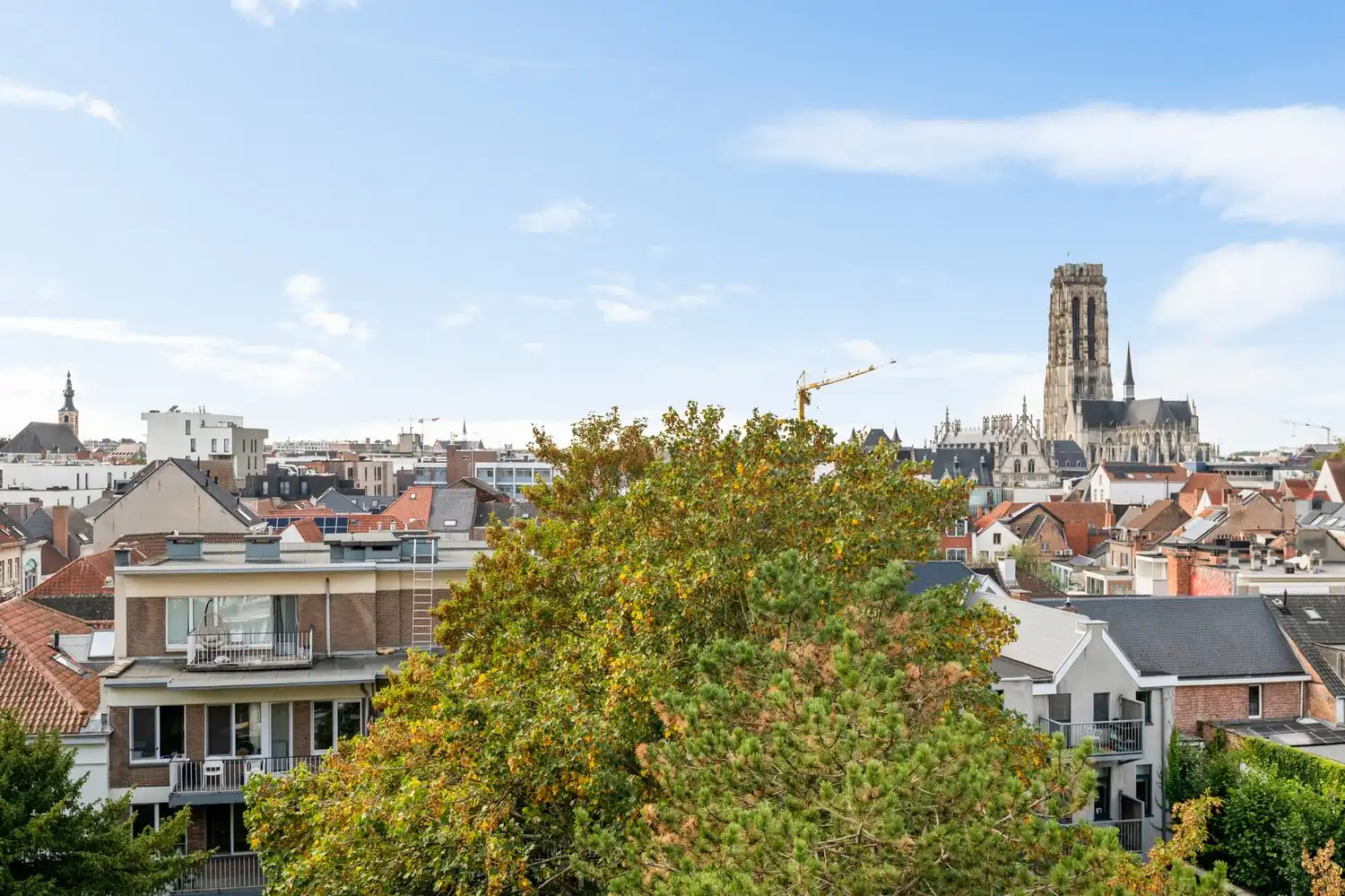 Appartement met 2 slaapkamers en terras met prachtig uitzicht op de binnenstad. foto 2