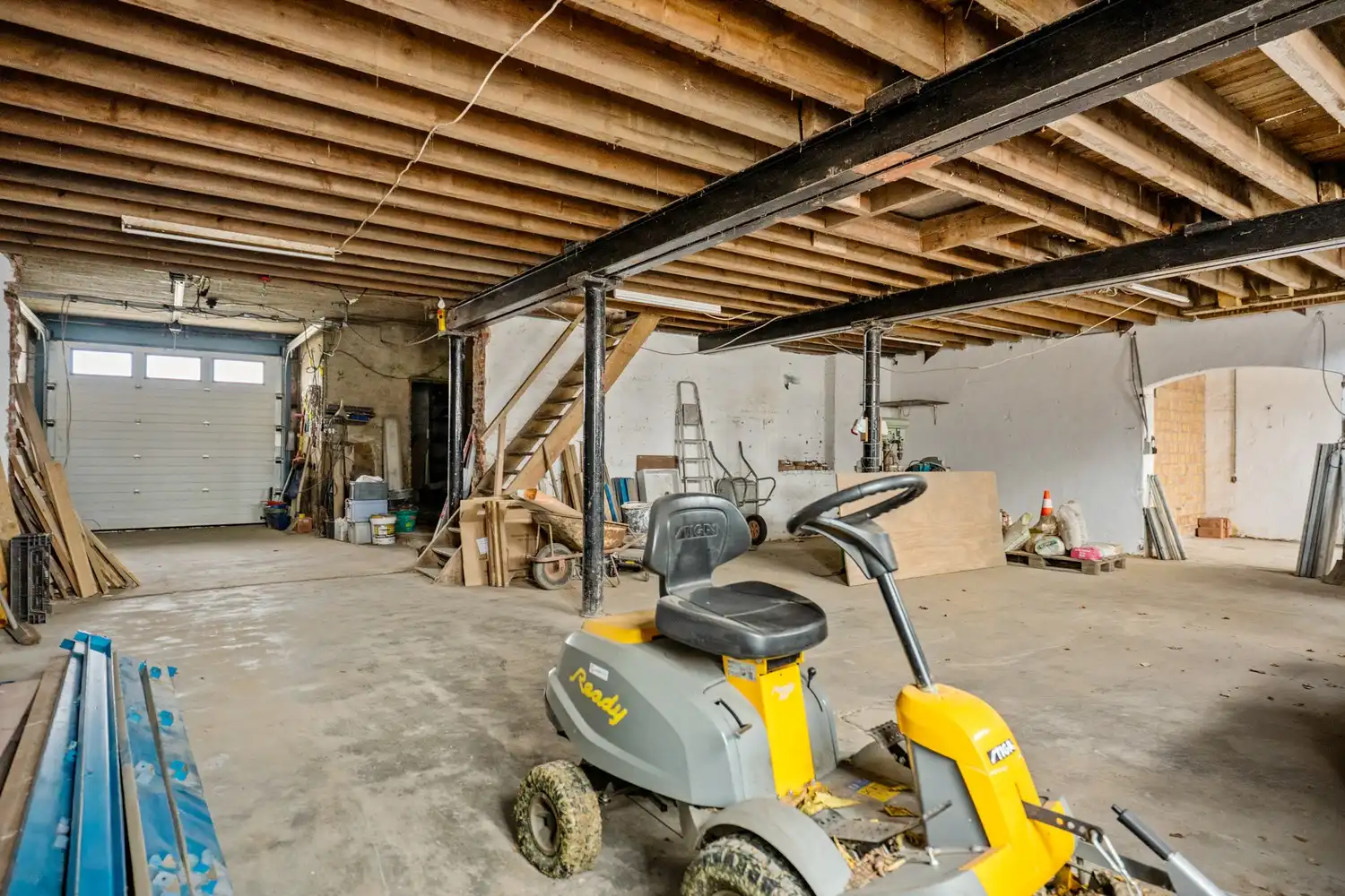 Zonevreemde woning met magazijn te Putte foto 24