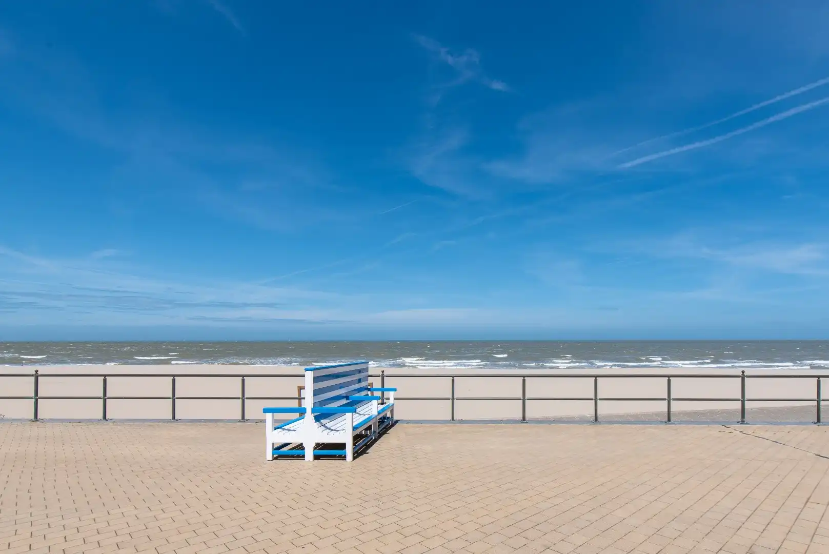 Instapklaar appartement op het gelijkvloers met prachtig zicht op zee. Gelegen aan de Zeedijk, op een toplocatie aan het strand. foto 17