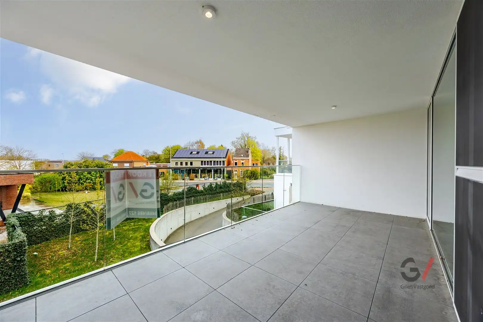 Lichtrijk en modern appartement met ruim terras foto 18