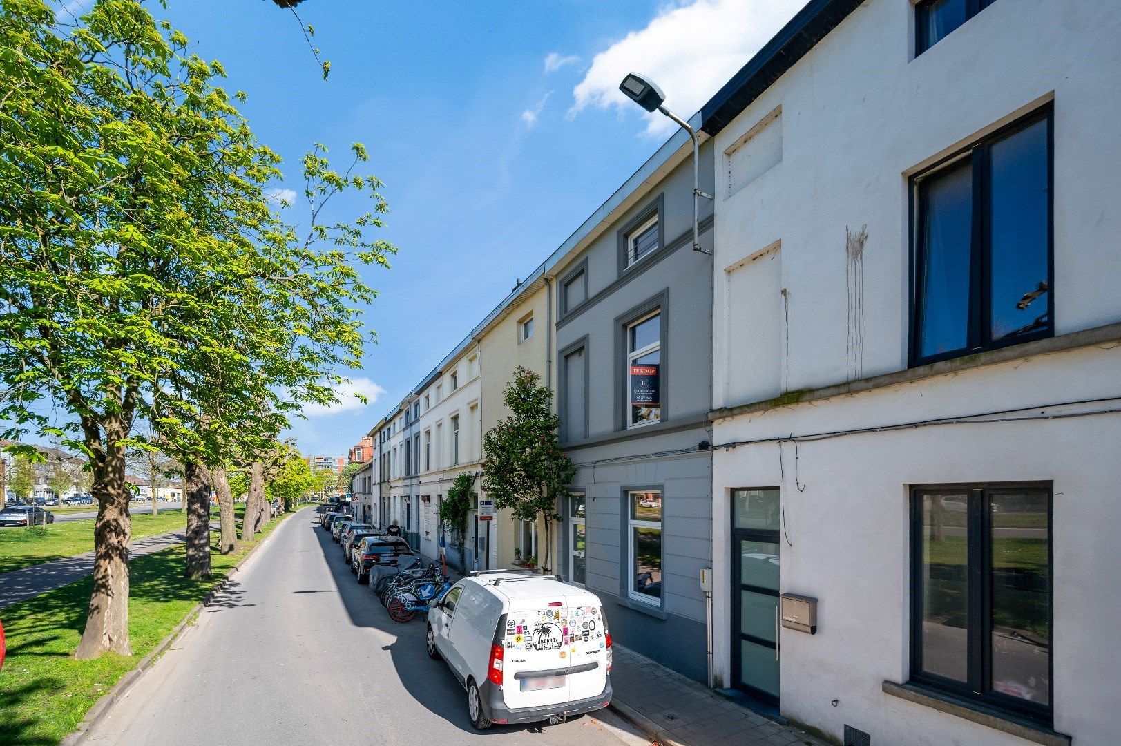 Gerenoveerde stadwoning met 4 slaapkamers foto {{pictureIndex}}