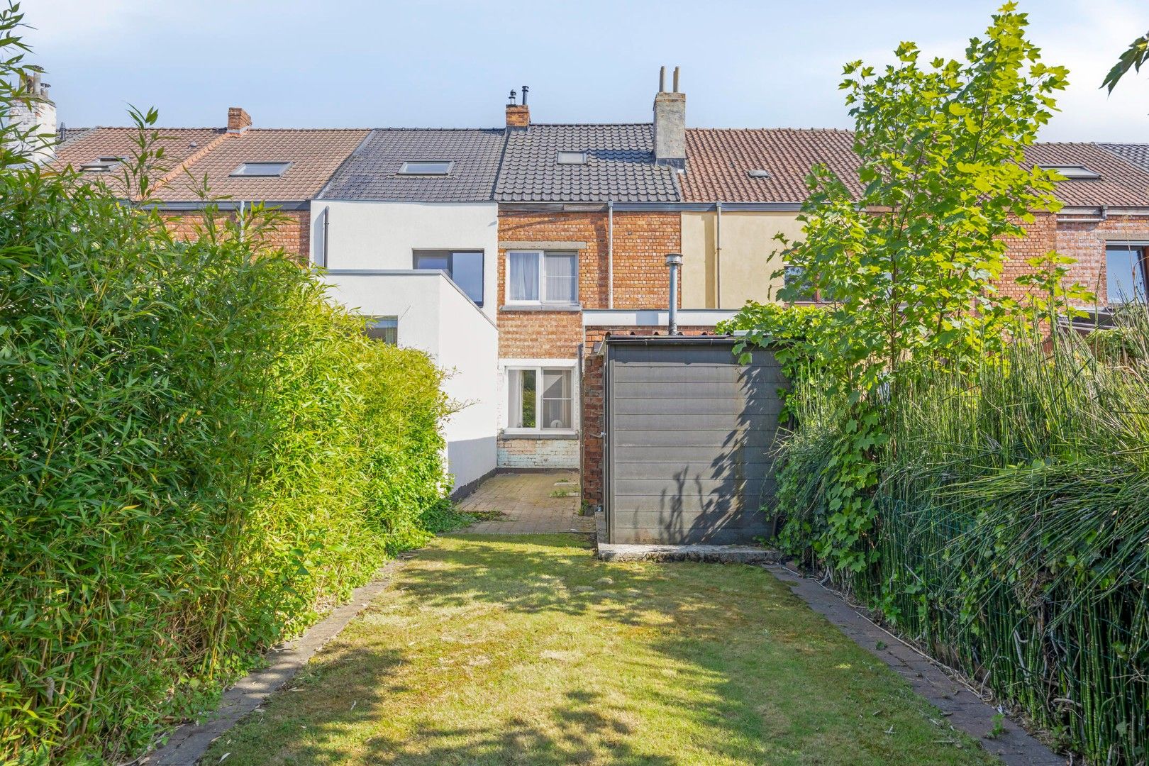 Op te knappen woning met tuin nabij de Gentbrugse Meersen foto {{pictureIndex}}