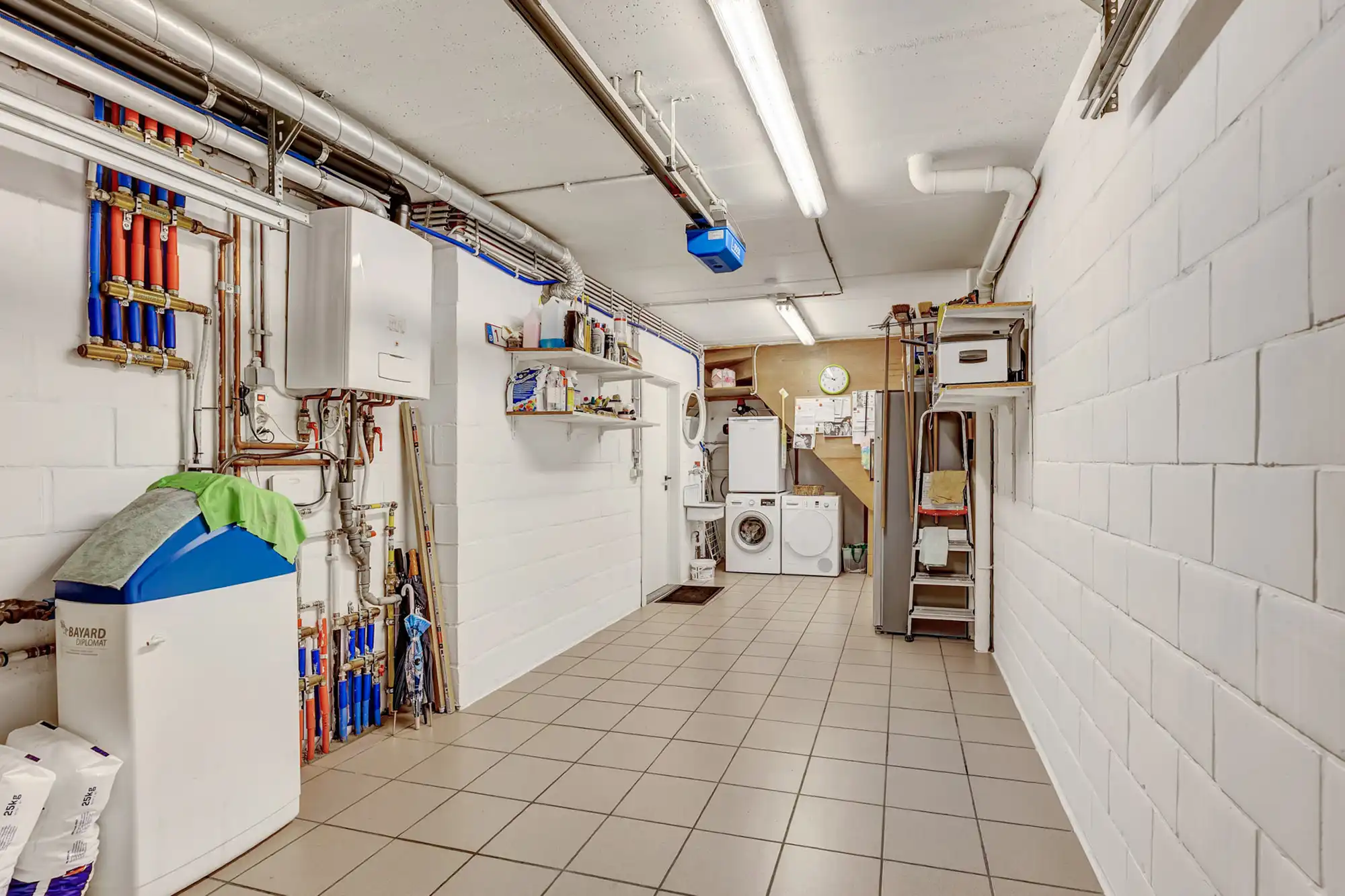 Instapklare woning met garage en tuin foto 17