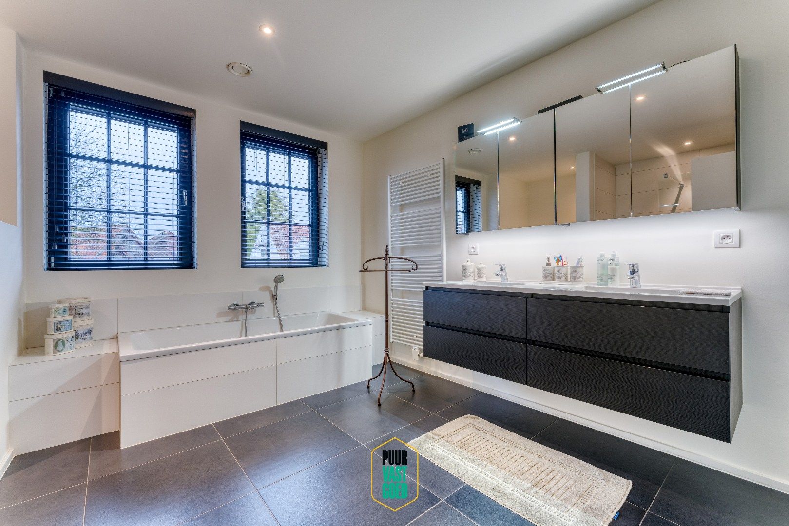 Recente, perfect afgewerkte, halfopen ruime Knokse Villa  foto 11