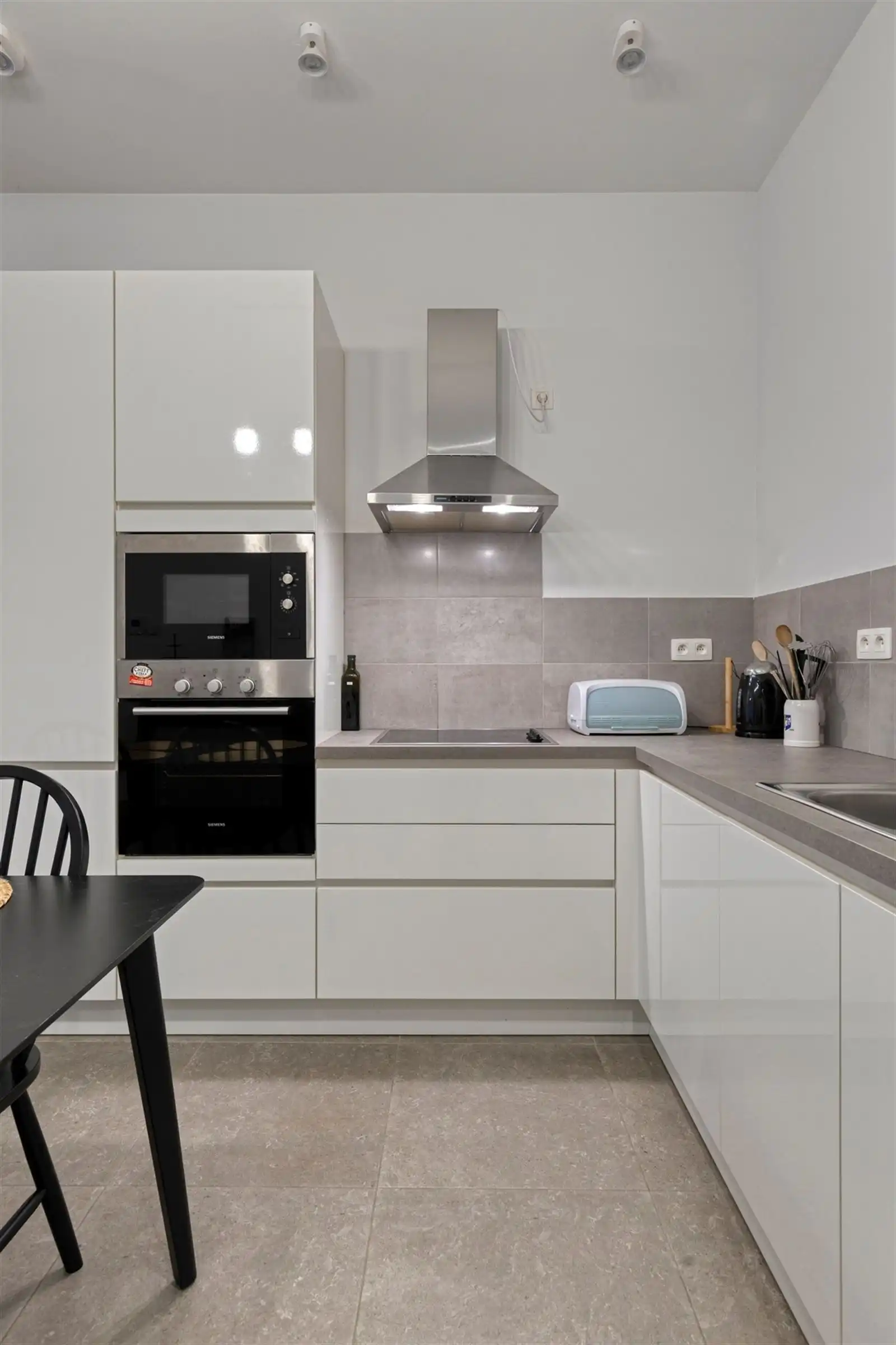 VOLLEDIG GERENOVEERD & GEMEUBELD APPARTEMENT IN HET HART VAN DE DIAMANTBUURT foto 9