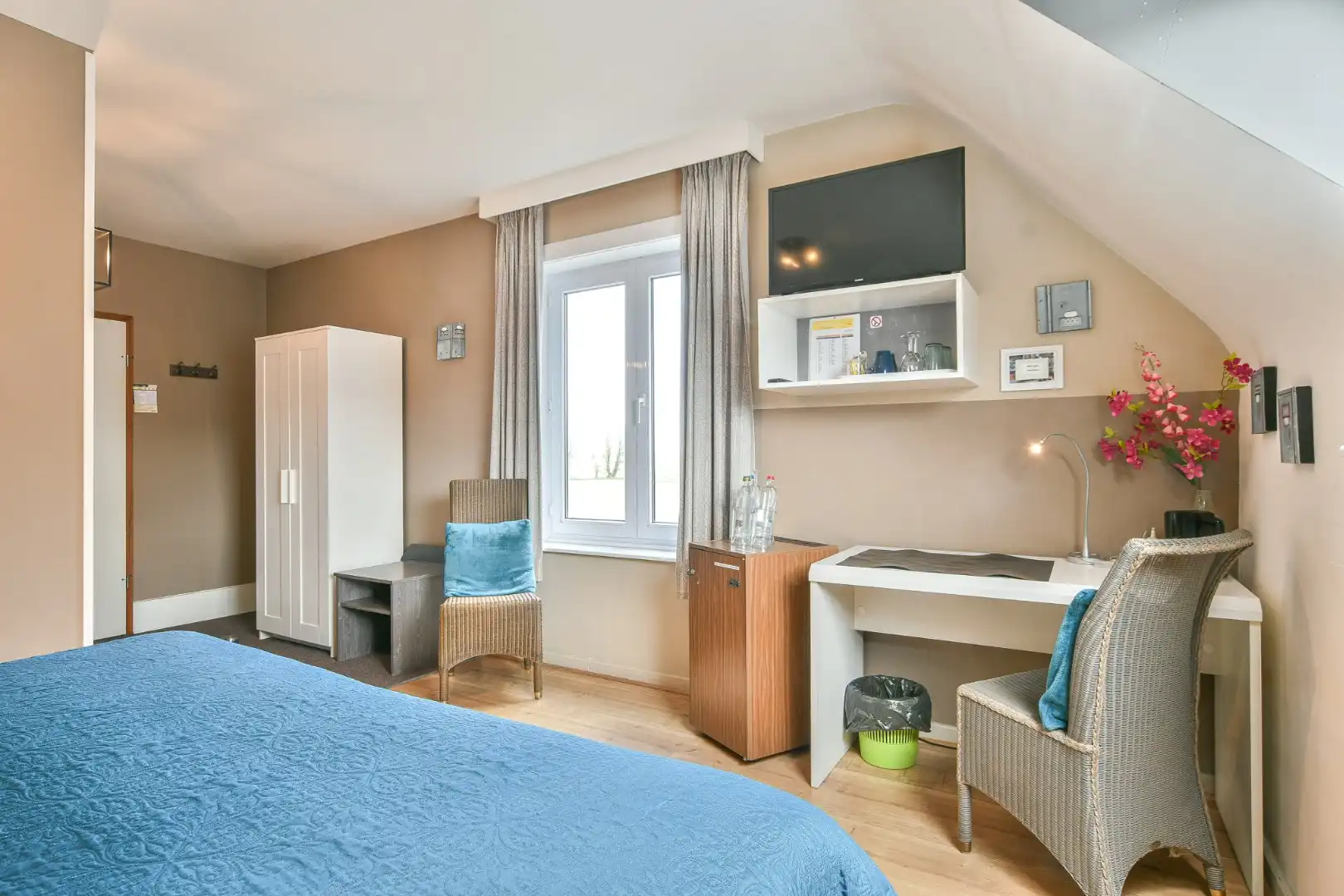 Unieke investeringskans: karaktervol hotel met 18 kamers & woonmogelijkheden te koop!  foto 17